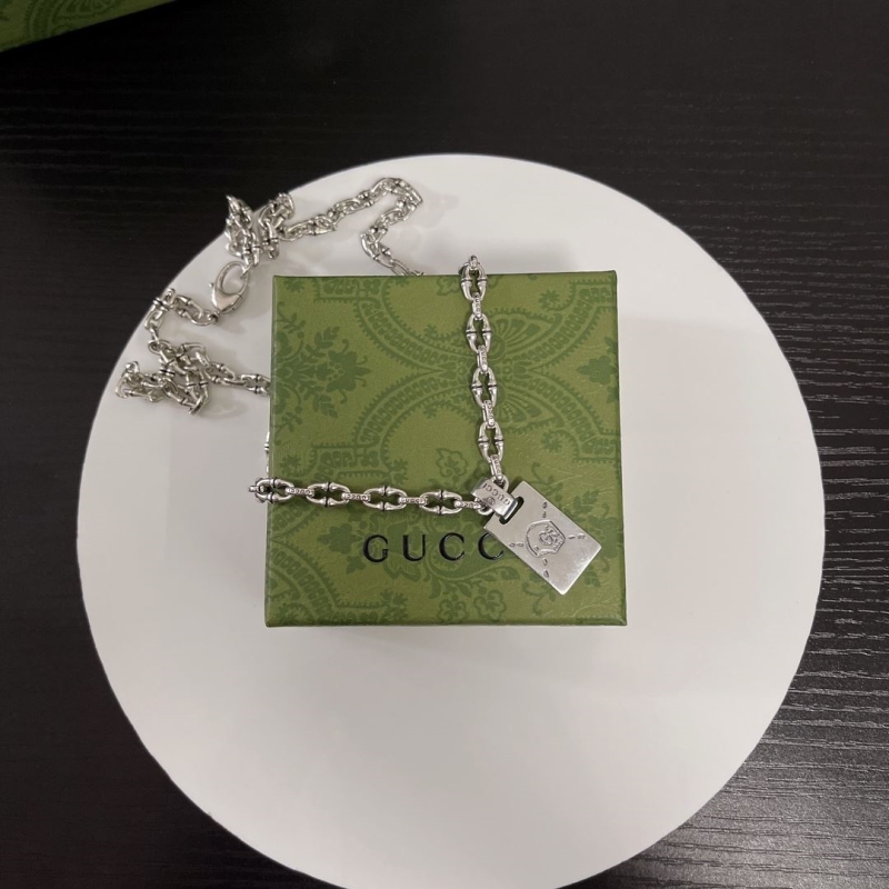 G*u*i necklaces